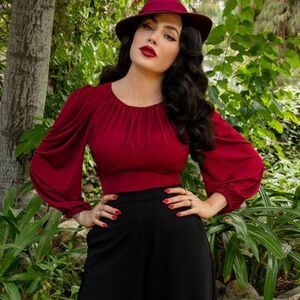 La Femme en Noir Oxblood Salem top